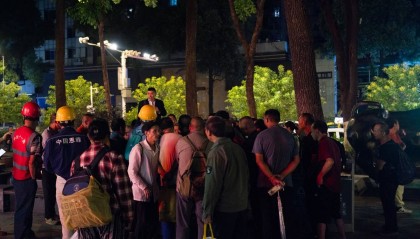 他們擠在8元一晚的旅店 幾百人搶一個(gè)活