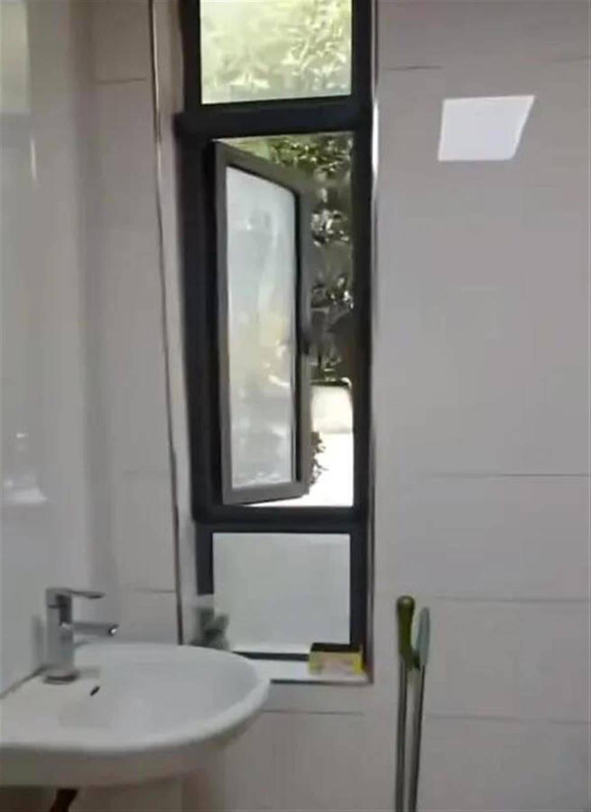 規(guī)劃局副局長跳窗逃離，被堵4小時不能怪群眾