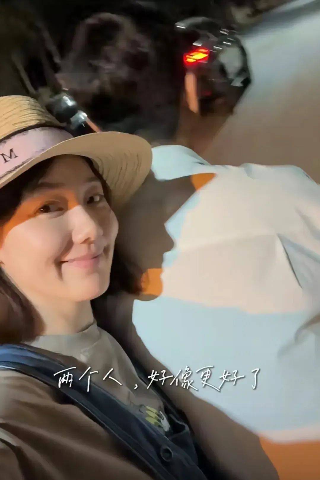 41歲主持人王冠官宣婚訊，曬與老公牽手合照！
