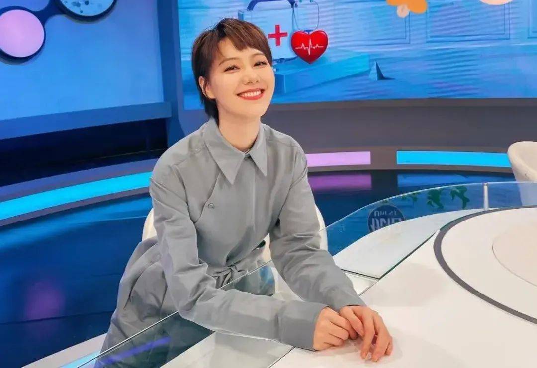 41歲主持人王冠官宣婚訊，曬與老公牽手合照！