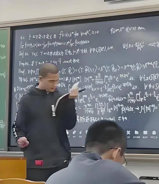 韋東奕上課照片走紅，新發(fā)型吸睛，網(wǎng)友：板書真漂亮，可惜看不懂