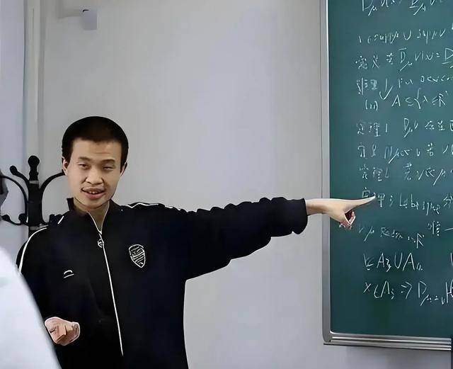 韋東奕上課照片走紅，新發(fā)型吸睛，網(wǎng)友：板書真漂亮，可惜看不懂