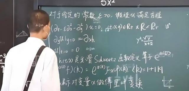 韋東奕上課照片走紅，新發(fā)型吸睛，網(wǎng)友：板書真漂亮，可惜看不懂