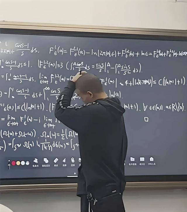 韋東奕上課照片走紅，新發(fā)型吸睛，網(wǎng)友：板書真漂亮，可惜看不懂