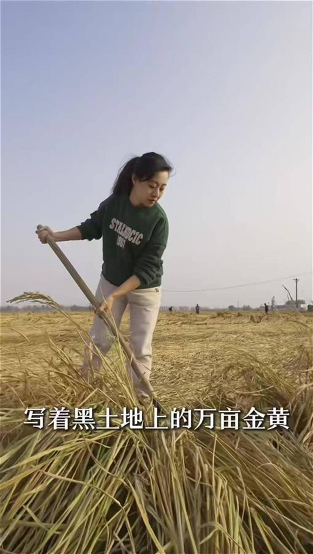 用東北話+英語帶貨的副局長系英語專業(yè)畢業(yè)，走紅后有了“容貌焦慮”
