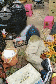 昆明一老人趕集摔倒壓壞水果攤！中午就帶著家屬找來了，攤主慌了……