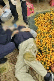 昆明一老人趕集摔倒壓壞水果攤！中午就帶著家屬找來了，攤主慌了……
