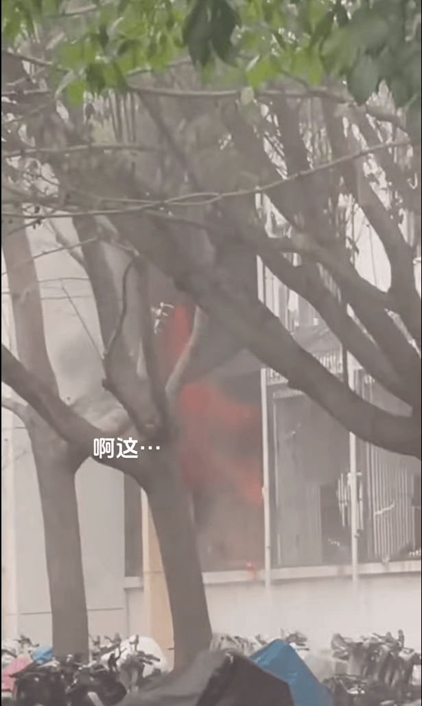 女生宿舍起火，樓棟閘機成撤離“攔路虎”，警務室：刷臉是為保障安全