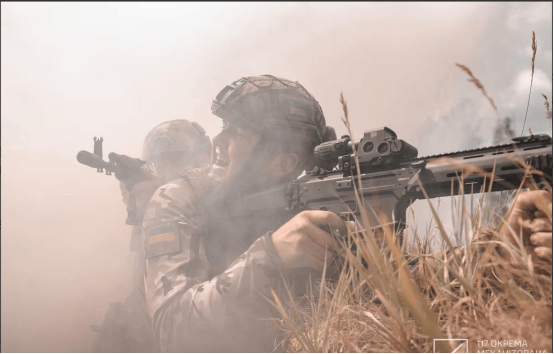 血戰(zhàn)庫(kù)爾斯克，2個(gè)月傷亡8萬(wàn)人，俄軍才明白我軍三三制有多厲害
