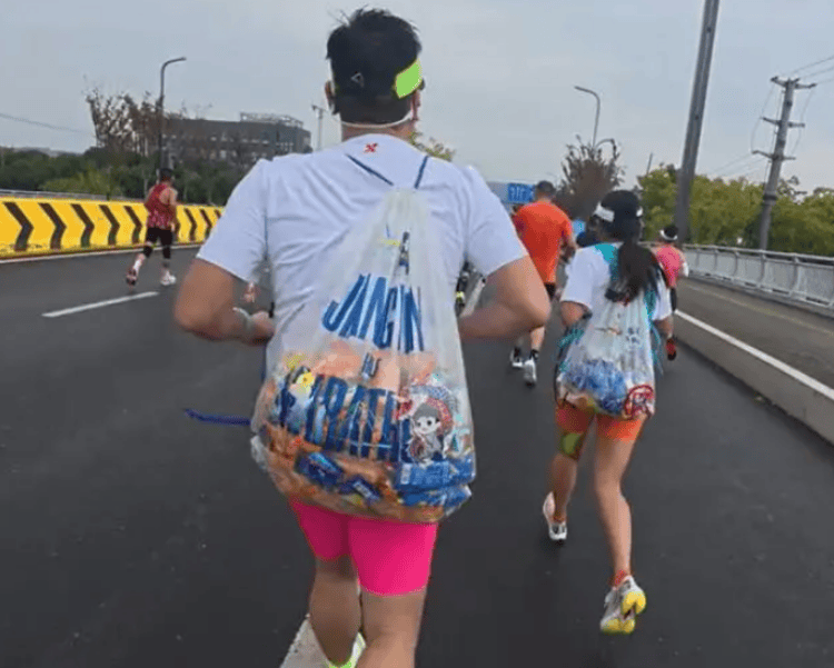 蘇州馬拉松遭參賽者“薅羊毛”？一對男女選手拿走大量能量膠，有網(wǎng)友稱“明年還來進(jìn)貨”