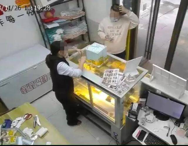 因蛋糕上放鮮花20多家店被同一人舉報(bào)，商家懷疑職業(yè)打假，舉報(bào)者回應(yīng)
