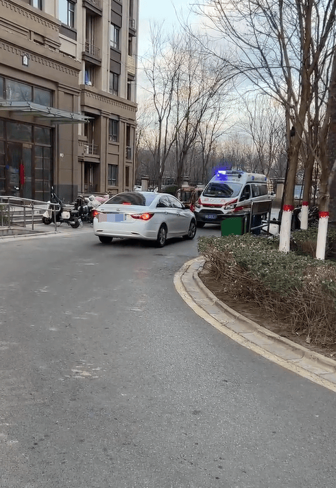 私家車未讓救護(hù)車反而步步緊逼，目擊者：老人遺憾離世，河北警方：行政拘留！