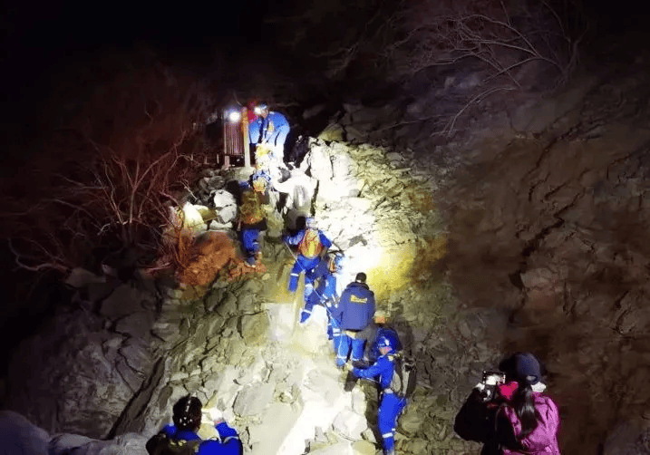 男子帶娃登山突然倒地去世，8歲孩子：以為爸爸只是睡著了……