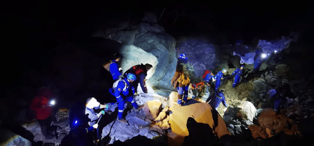 男子帶娃登山突然倒地去世，8歲孩子：以為爸爸只是睡著了……