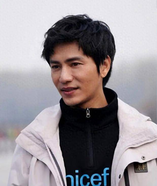 陳坤的兒子已成年，容貌開始顯現(xiàn)母親的基因，像誰可以認得出嗎？