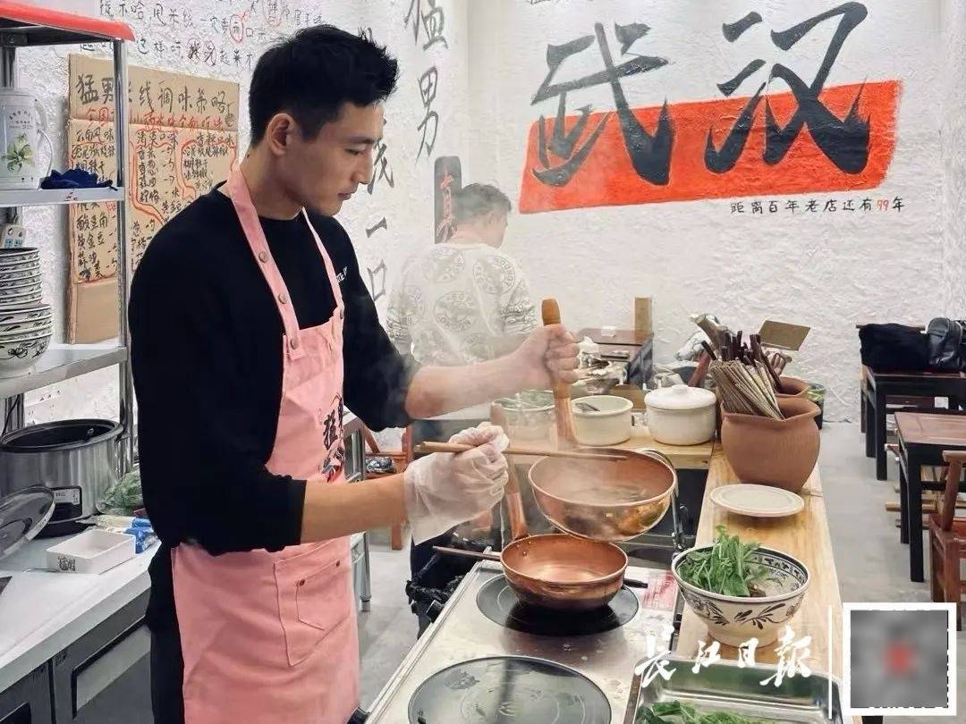 31歲男模冠軍退圈，在武漢賣米粉，開業(yè)一周就火了