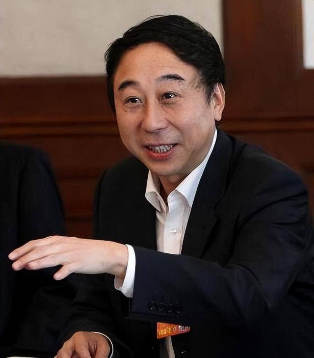 從相聲奇才到“階下囚”，當(dāng)紅時(shí)拋下馮鞏移居海外后，劉偉怎樣了
