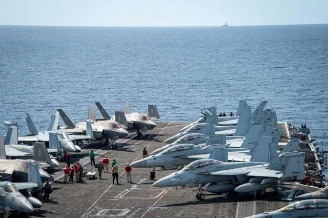 中美軍機黃巖島交鋒：美偵察機從頭頂飛過，轟6K掛彈升空