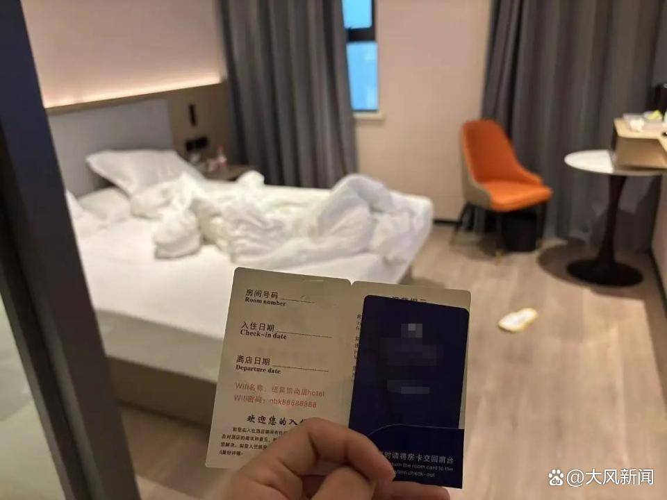女子稱睡夢中遭陌生男子持房卡闖入猥褻，涉案者為縣人大代表，酒店前臺(tái)回應(yīng)：安吉警方已立案調(diào)查