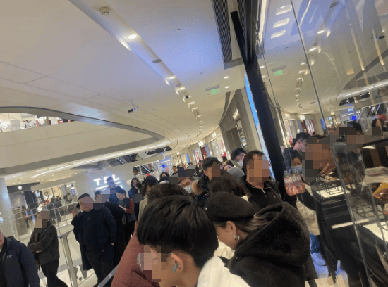金價(jià)突破860元/克，有人跨城買：排了好長的隊(duì)，下手晚了就搶光