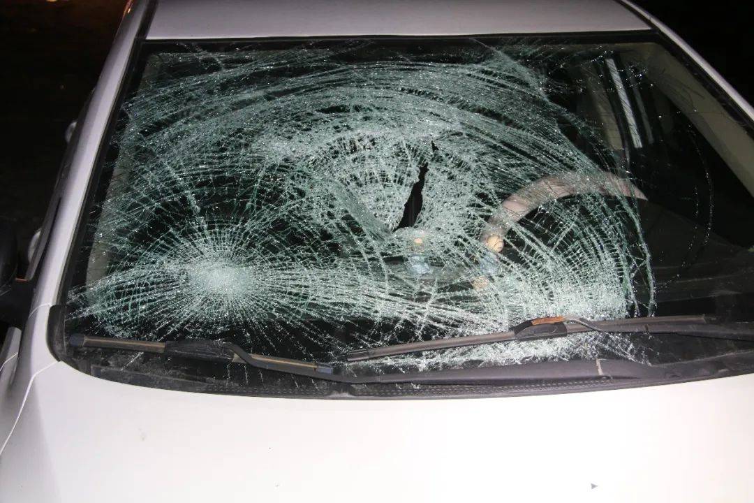 內(nèi)蒙古：“砰”的一聲巨響，轎車撞上了行人！悲劇發(fā)生只因司機(jī)的一個行為……