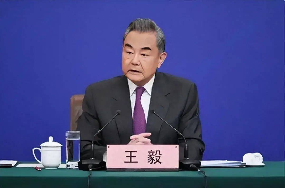 王毅再定臺灣地位，臺當(dāng)局激烈反擊三招，解放軍八字法則展示決心