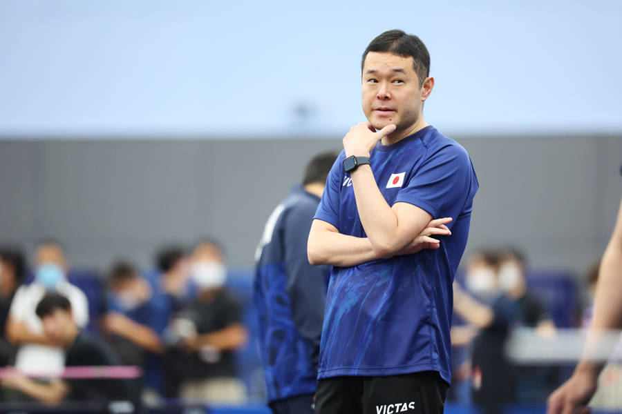 張本智和負(fù)于王楚欽無緣決賽，賽后與恩師田勢邦史擁抱告別