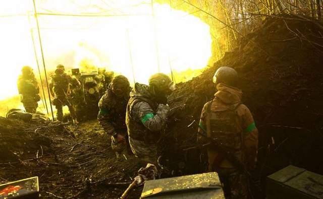 俄軍埋伏敖德薩，西方軍火船剛進港，導(dǎo)彈鋪天蓋地，馭火狂襲而來