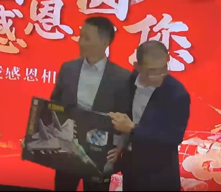 “懸賞千萬尋子”父親與兒子團(tuán)圓，兒子婉拒父親送奔馳車和銀行卡