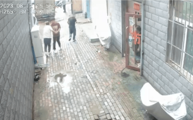 男子因停車糾紛酒后持刀闖他人庫(kù)房遭“反殺”，傷人者死緩判決被撤銷