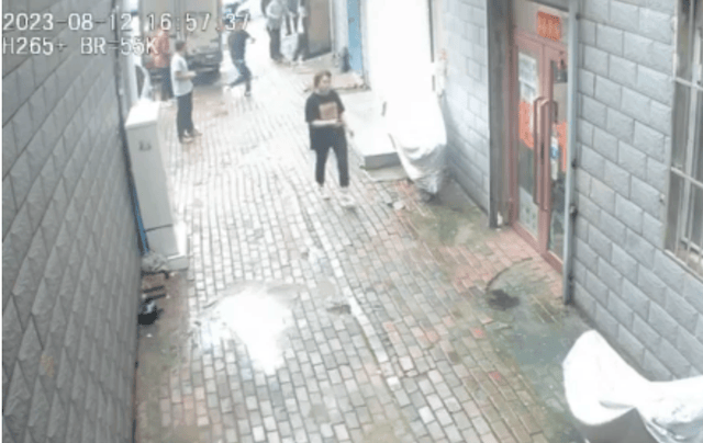 男子因停車糾紛酒后持刀闖他人庫(kù)房遭“反殺”，傷人者死緩判決被撤銷