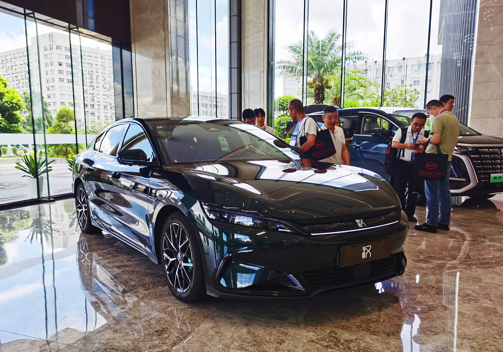 營收7771億元，超越特斯拉！剛剛，比亞迪炸裂發(fā)布：擬派現(xiàn)超120億元