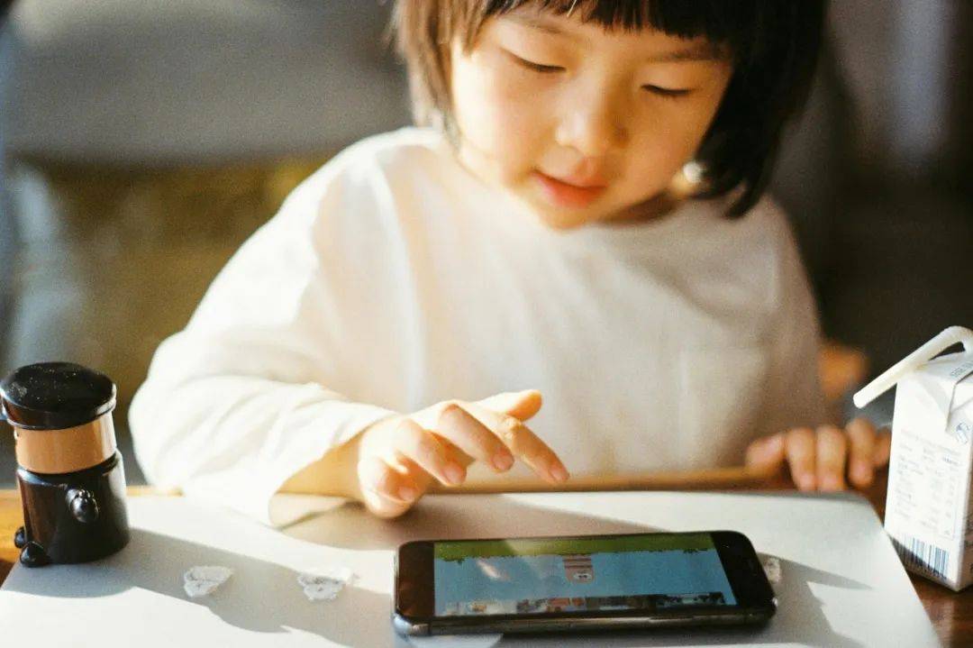 學(xué)生禁玩手機，催生孩子間的地下交易
