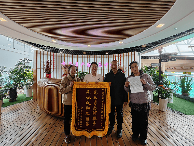 事發(fā)大連，一對(duì)夫妻開(kāi)車時(shí)看到一位老人躺在地上……越想越不對(duì)勁