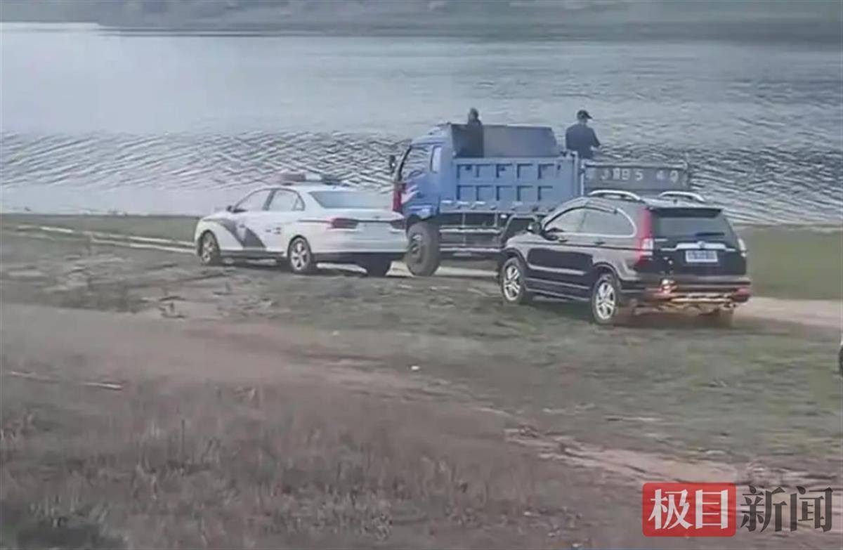 常德一釣友下水追魚竿時(shí)溺亡，村干：他會(huì)游泳，可能因?yàn)樗涑榻?></p>
<p>視頻截圖</p>
<p>3月22日，一名目擊者告訴極目新聞?dòng)浾撸?9日中午，石門縣一座水庫(kù)邊，一名男子在釣魚時(shí)魚竿脫手，男子脫了衣服下水追魚竿，但不幸溺亡。公安等救援人員趕到后，下午將男子遺體打撈上岸。溺亡的男子四十多歲，他的衣服以及釣魚的箱子等都放在岸邊。</p>
<p>25日，有網(wǎng)友稱，事發(fā)在石門縣寺埡水庫(kù)。當(dāng)?shù)卮甯刹拷榻B，男子釣魚的位置比較偏，是其他人發(fā)現(xiàn)男子久久沒(méi)有上岸這才發(fā)現(xiàn)出了事。據(jù)事后了解，男子會(huì)游泳，雖然當(dāng)天氣溫高但水溫低，加上男子著急追魚竿，下水時(shí)準(zhǔn)備活動(dòng)不充分，這才導(dǎo)致男子下水后可能出現(xiàn)了抽筋，最終溺亡。</p>
                			    
			</div>
			<div   id=