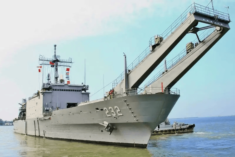 臺(tái)軍稱臺(tái)坦克登陸艦和大陸漁船相撞 漁船跑了