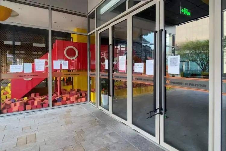 全上海門店都關(guān)了！女子18000元沒退回，又被扣45600元...退費無可能