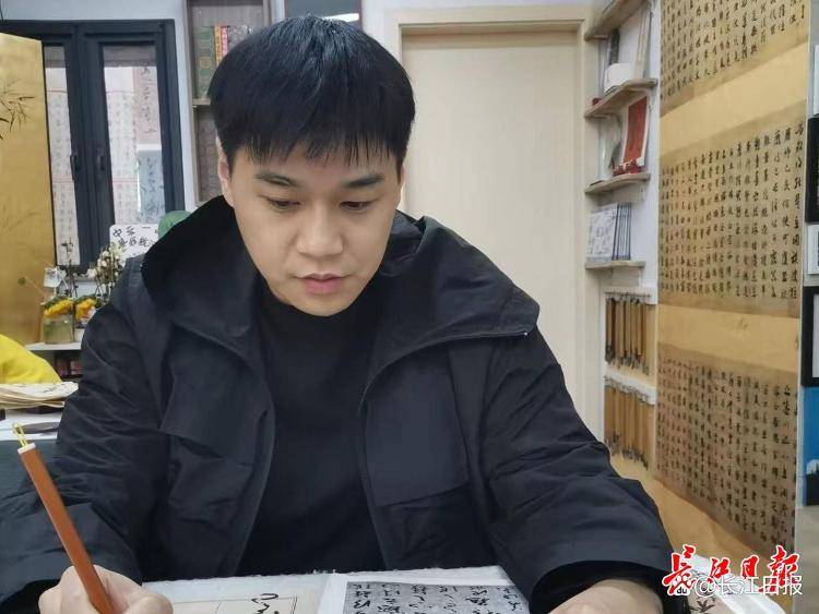 “書法可怡情，不能當(dāng)飯吃”？90后小伙靠它7年還清2000萬(wàn)元巨債