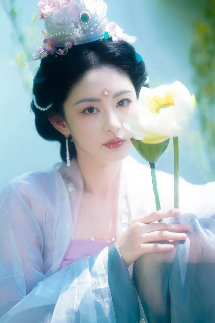 于正夸旗下女星“這絕世容顏”上熱搜，評論區(qū)翻車，女方回應