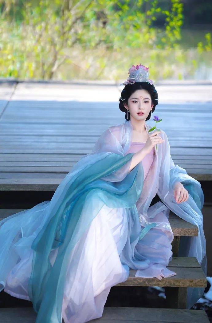 于正夸旗下女星“這絕世容顏”上熱搜，評論區(qū)翻車，女方回應