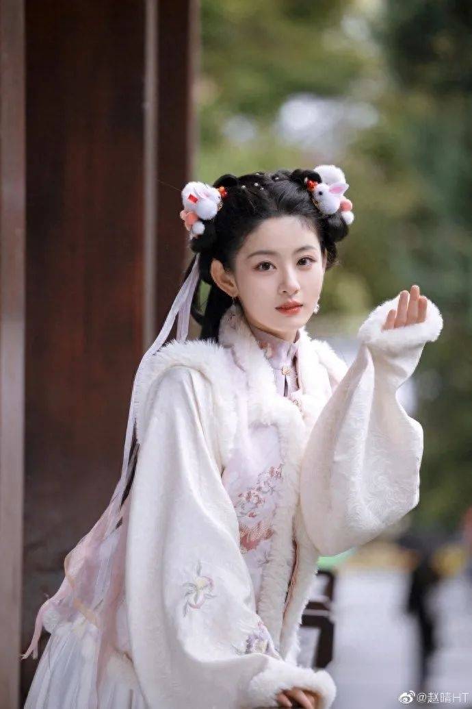 于正夸旗下女星“這絕世容顏”上熱搜，評論區(qū)翻車，女方回應