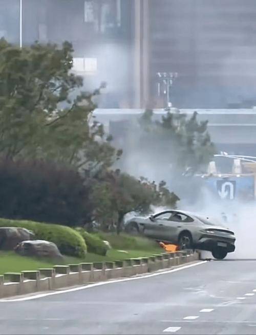 小米SU7高速碰撞爆炸致3人死亡，事故原因引關(guān)注