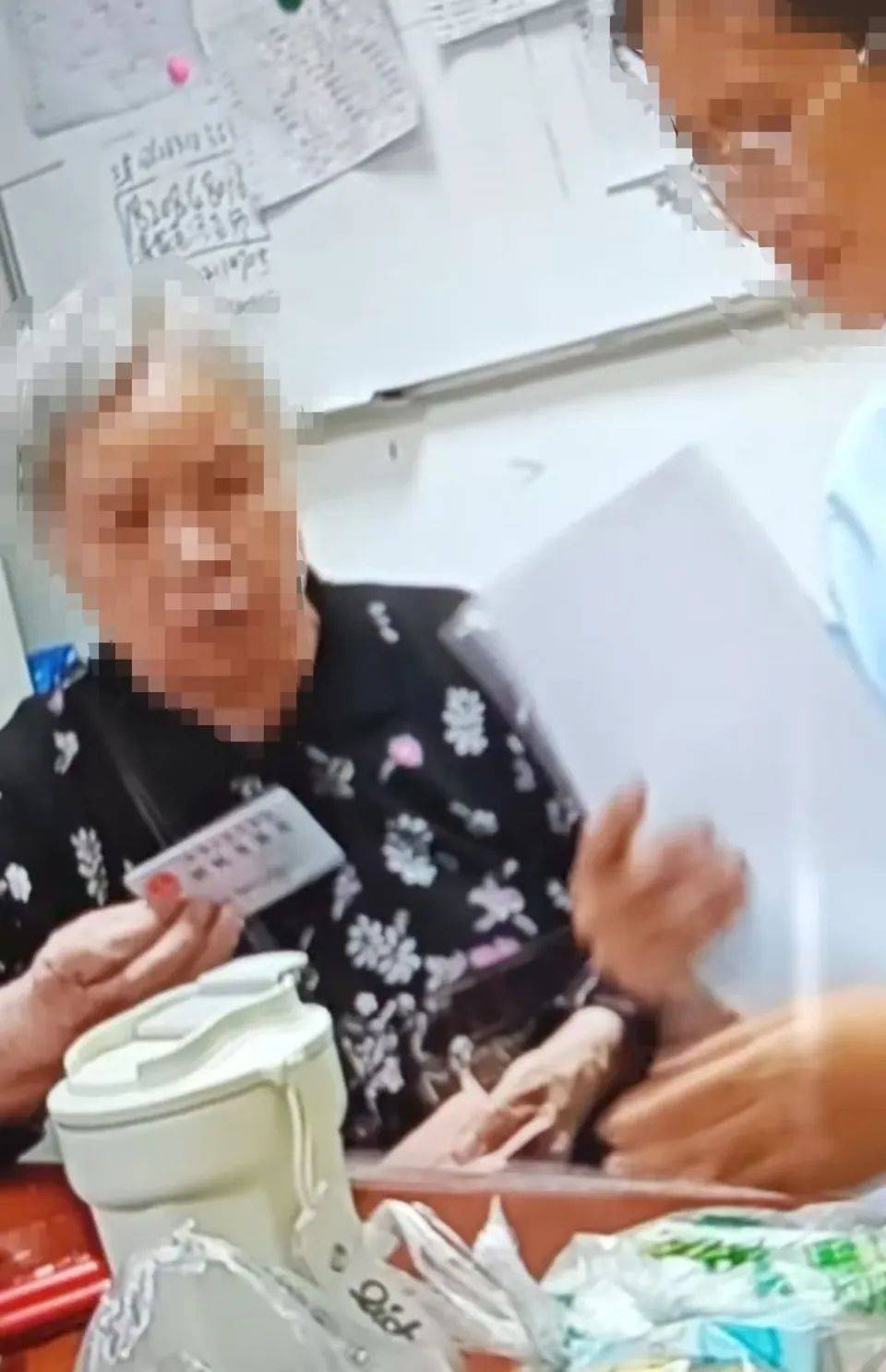 84歲老太被大女兒帶出養(yǎng)老院，取光40萬存款！小女兒：養(yǎng)老院應擔責