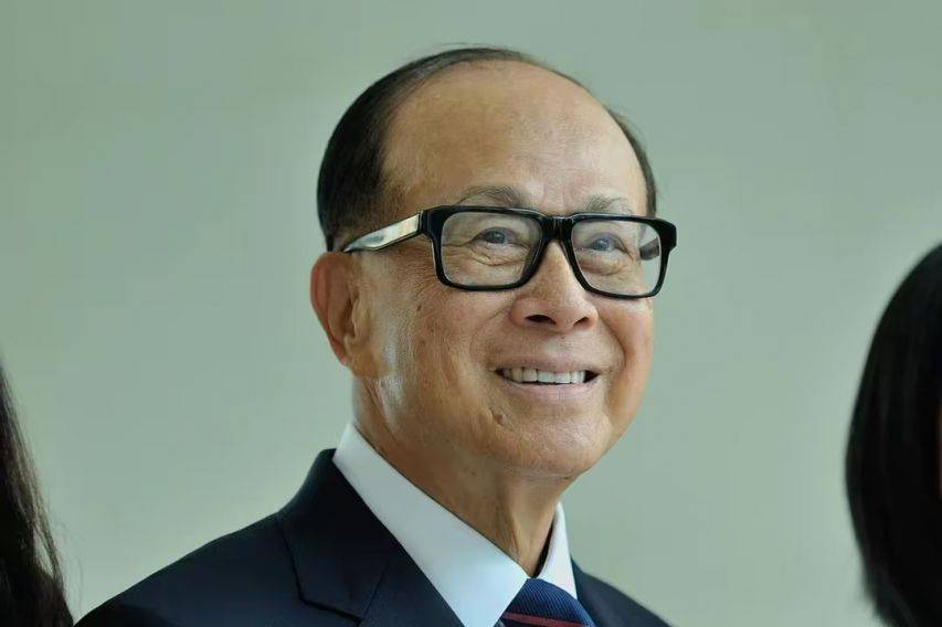 “求饒”晚了！最后一小時(shí)被無(wú)限期凍結(jié)，李嘉誠(chéng)搬起石頭砸自己的腳
