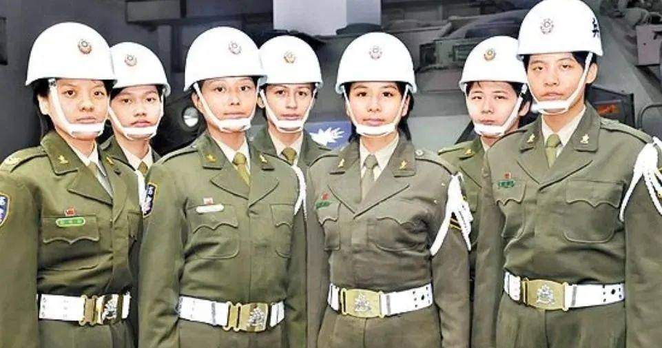 6名臺軍舉五星紅旗，拒為臺獨(dú)當(dāng)炮灰，臺媒：賴清德衛(wèi)兵也要投誠