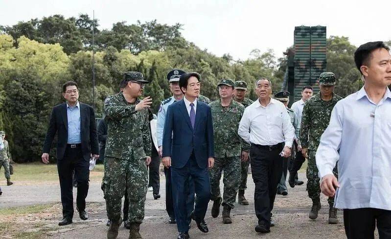 6名臺軍舉五星紅旗，拒為臺獨(dú)當(dāng)炮灰，臺媒：賴清德衛(wèi)兵也要投誠
