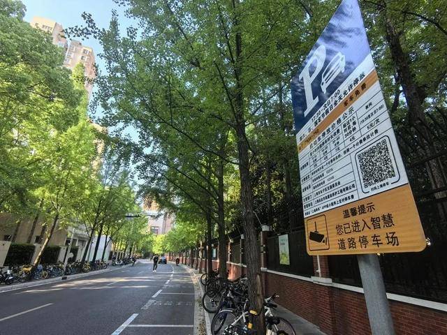 家長吐槽：接孩子4分鐘，收費(fèi)3元！不少人干脆停在路中間…涉及上海多區(qū)，都是這類停車場
