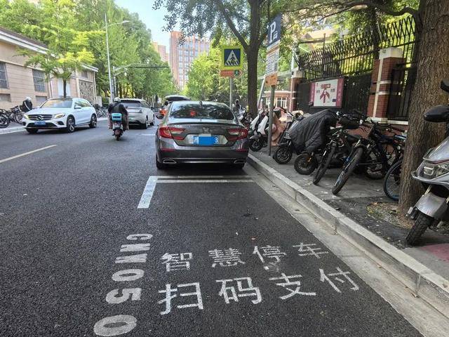 家長吐槽：接孩子4分鐘，收費(fèi)3元！不少人干脆停在路中間…涉及上海多區(qū)，都是這類停車場