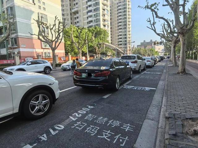 家長吐槽：接孩子4分鐘，收費(fèi)3元！不少人干脆停在路中間…涉及上海多區(qū)，都是這類停車場