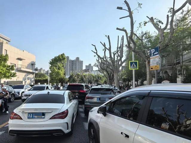 家長吐槽：接孩子4分鐘，收費(fèi)3元！不少人干脆停在路中間…涉及上海多區(qū)，都是這類停車場